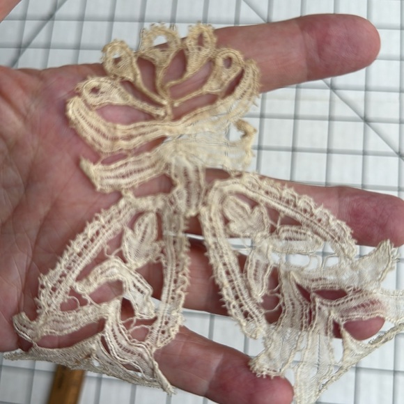 Pair of Antique Lace Appliqués | Edwardian–1930s Ecru Embroidered Collar Inserts - Picture 16 of 16